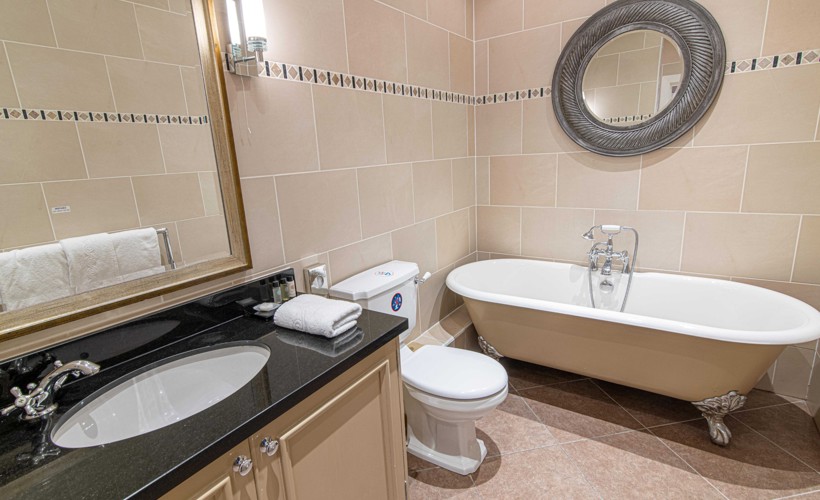 Dunkeld | Dukes Suite Bath And Walk In Shower Room