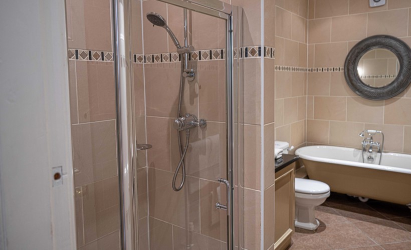 Dunkeld | Dukes Suite Bath And Walk In Shower