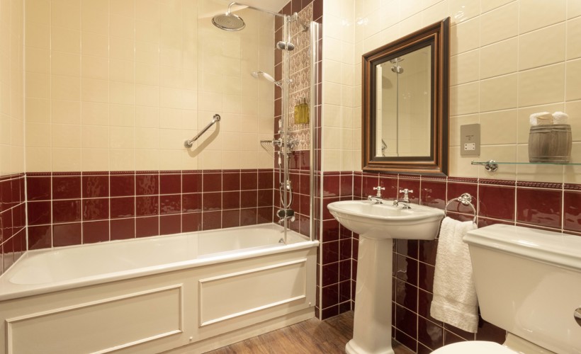 Thainstone House | Thainstone House Deluxe Bathroom